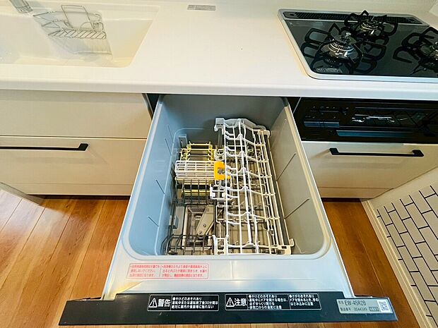 【【施工例】食洗機】食洗機を完備し、毎日の洗い物の手間を大幅に軽減。家事時間を短縮しながら、手荒れの軽減や節水にも配慮した快適で効率的なキッチン環境を実現します。