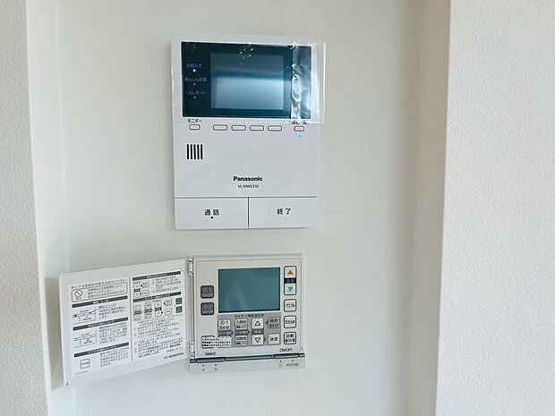 【【施工例】設備】来訪者を映像で確認できるTVモニター付きインターホンを設置し、防犯面にも配慮した安心の住まい。さらに床暖房を備え、足元からやさしく室内を暖めることで、寒い季節でも快適で心地よい暮らしを実現します。