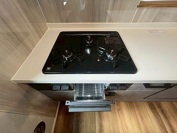 【三口ガスコンロ】同時調理もスムーズにこなせる三口ガスコンロを採用し、日々の料理を効率的にサポート。複数のメニューを同時に進められ、忙しい毎日の家事時間を短縮できる便利な設備です。