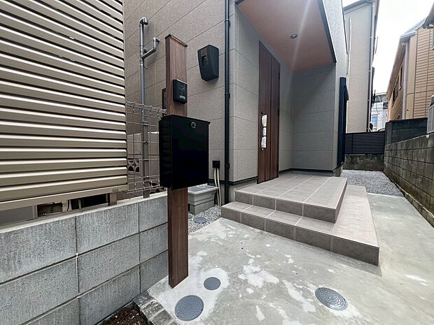 【機能門柱】郵便ポストやインターホンをスマートにまとめた機能門柱を採用。
洗練されたデザインが外観に美しく調和し、利便性と防犯性を兼ね備えた快適な設備仕様です。
