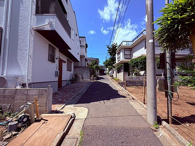 【前面道路】落ち着いた住宅街の一角に位置し、穏やかでゆったりとした時間が流れる住環境。周辺には生活利便施設も整い、快適さと落ち着きを兼ね備えたロケーションが、心地よい毎日の暮らしを支えます。