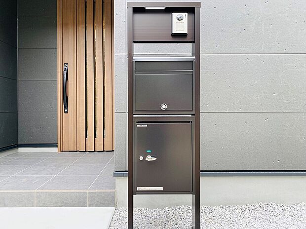 【【施工例】宅配ボックス】不在時でも荷物を受け取れる便利な宅配ボックス付き。外出中や忙しい時間帯でも安心して荷物を受け取ることができ、再配達の手間を軽減します。ネット通販をよく利用する方にも嬉しい便利な設備です。