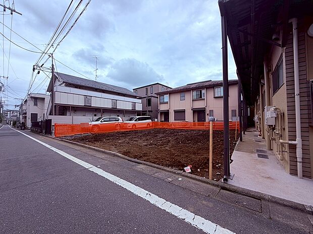 【外観】学区内の小学校まで徒歩2分と近く、毎日の通学も安心の子育て環境。周辺には生活施設も揃い、家族みんなが快適に暮らせる充実した住環境が整っています。