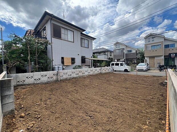 【 外観【建築中】】東・南・北の三方が開けた開放感あふれる立地。たっぷりの陽光と心地よい風を取り込み、明るく快適な暮らしを実現する魅力的な住環境です。