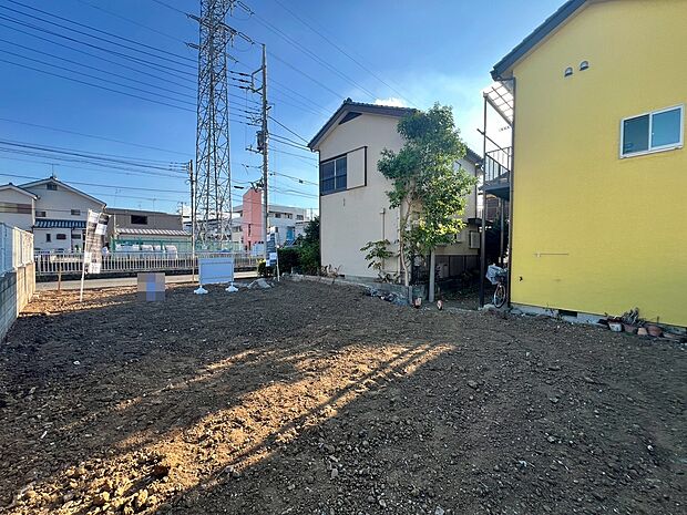 【【更地現地】外観】保育園・幼稚園・小中学校が徒歩10分圏内に揃う、子育て世帯に嬉しい住環境。毎日の通園・通学も安心で、お子さまの成長を身近で見守りながら、家族みんなが快適に暮らせる立地です。