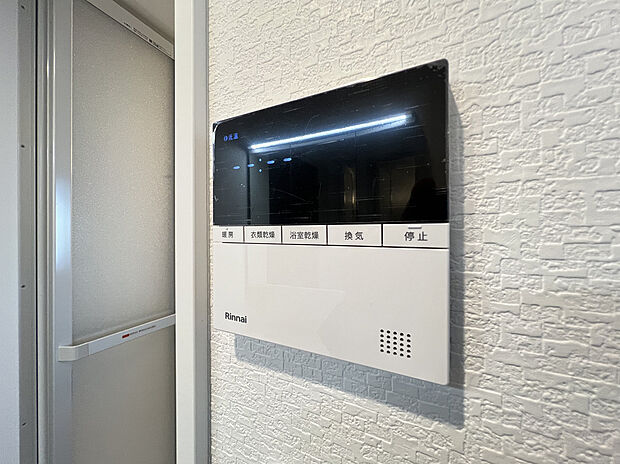 【【施工例】浴室乾燥機】浴室乾燥機を標準装備。雨の日や花粉の多い季節でも天候を気にせず洗濯物を乾かせる便利な設備です。浴室内の湿気対策にも役立ち、カビの発生を抑えながら、毎日を快適で清潔なバスタイムへと導きます。