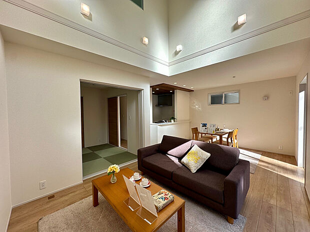 1号棟リビング　18帖超えリビングは南向きで明るく採光たっぷりのリビング。