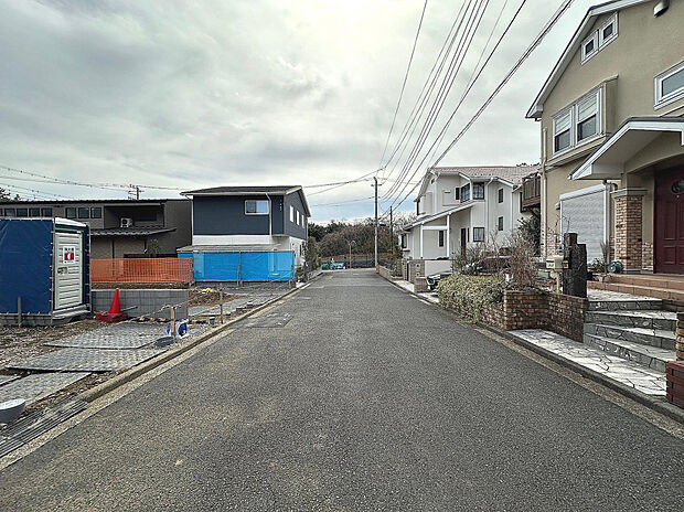 【【現地写真】】前面道路公道6.5mで権利関係スッキリ。駐停車もラクラク！
