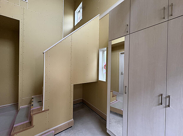 【【玄関】】玄関収納には大きなミラーがついており、お出かけ前の身だしなみチェックもできます。土間収納もあり！