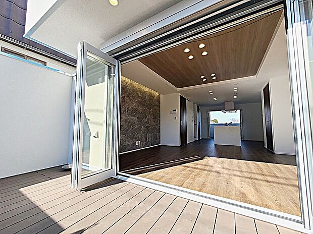 南ウッドデッキから見たリビング。