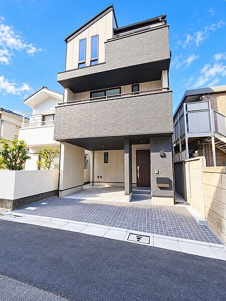 街並みに調和する先進のデザイン住宅。
南向きの陽当たりの良い立地です。
