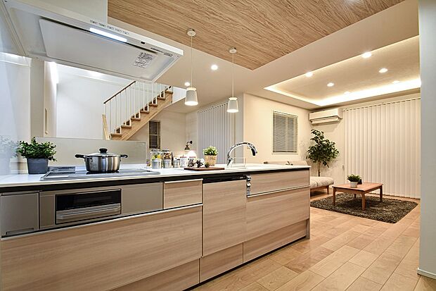 家族でのコミュニケーションがとれる対面型システムキッチン。横一列にシンクとコンロをまとめたシンプルな形です。動きやすさとスタイリッシュなデザインが魅力。（12号棟夕景｜2026年1月撮影）