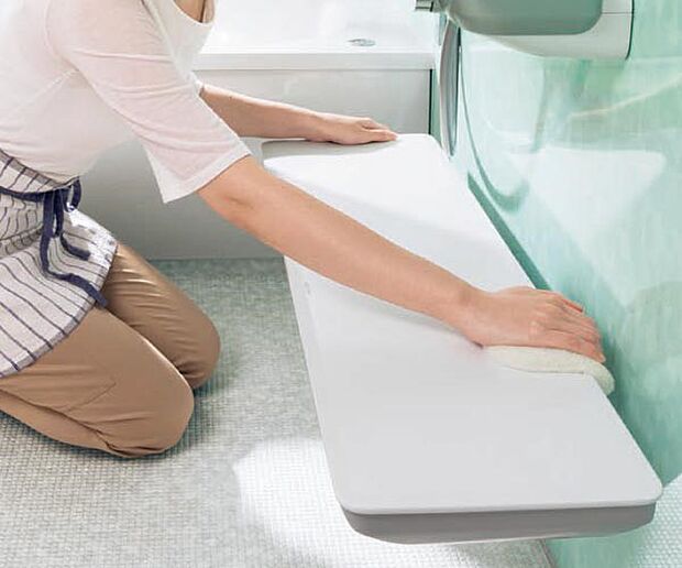 【お掃除ラクラクカウンター】壁や浴槽と離すことで、カウンターの奥や側面、カウンター下の壁際まで手が届き、お掃除が簡単です。