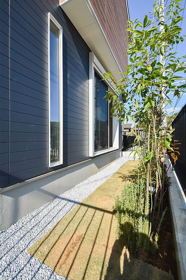 【現地外観写真】植栽スペース（4号棟｜2025年11月撮影）