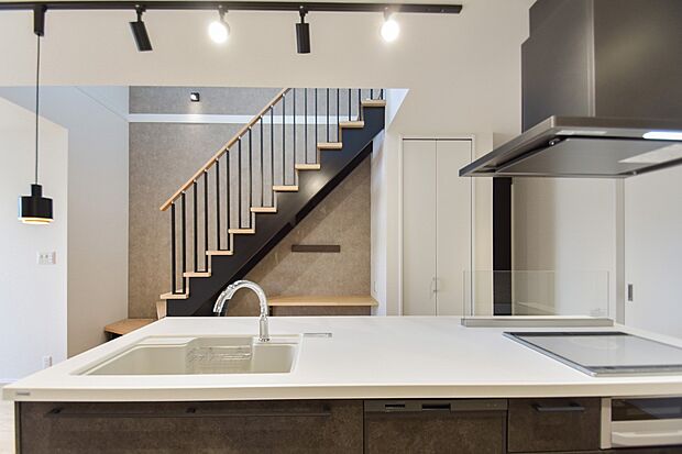 【キッチン】家族でのコミュニケーションがとれる対面型システムキッチン。横一列にシンクとコンロをまとめたシンプルな形です。動きやすさとスタイリッシュなデザインが魅力。（2号棟｜2025年12月撮影）