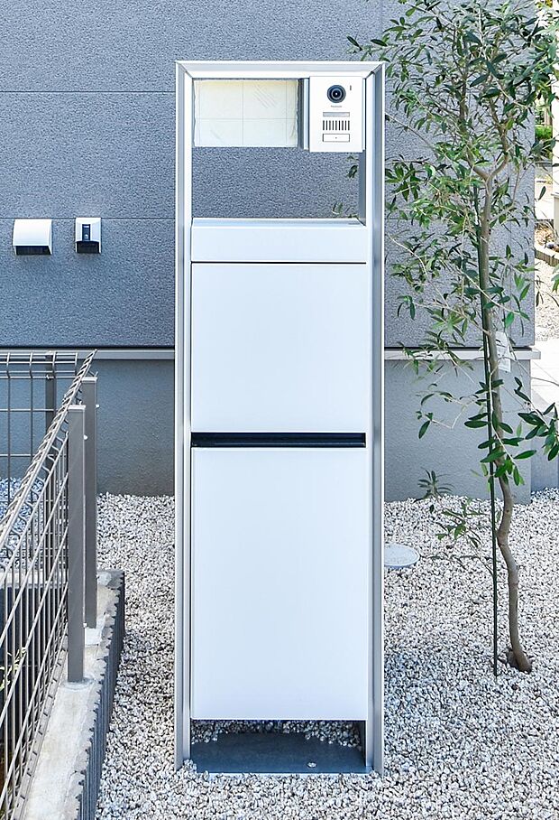 【現地外観写真】インターホンや表札・ポストが一体型となった宅配ボックス付のシステム門柱。面倒な再配達の手配や玄関先での受け取りも不要。※表札についてはオプションとなります。(2025年11月撮影)