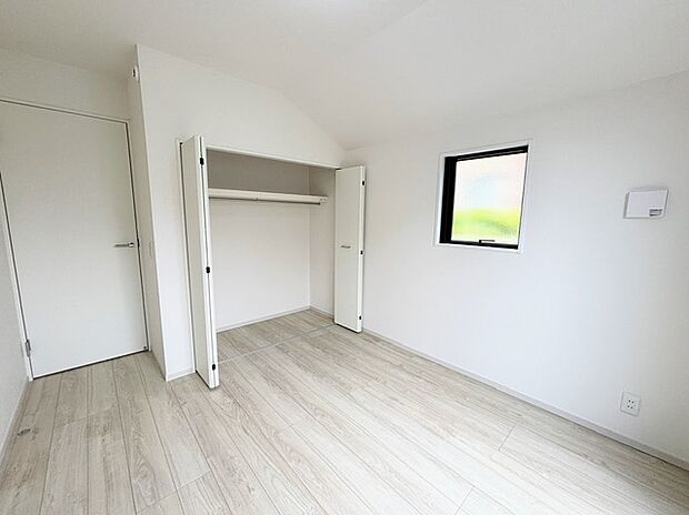 【居室】2面から差し込む自然光が、一日中部屋の隅々まで明るく照らす洋室。バルコニーへと続く大きな開口部が光と風をたっぷり取り込み、朝目覚めるたびに清々しい一日の始まりを届けてくれます。