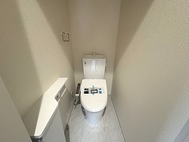 【トイレ】５号棟　快適な使用感が魅力のウォシュレット付きトイレ。清潔に使いやすく、日々の暮らしにさりげない安心と心地よさをもたらします。

