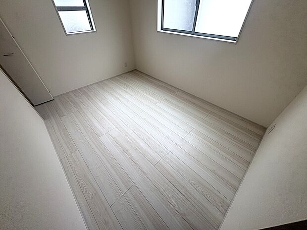 【寝室】5号棟　ＷＩＣを完備した洋室は、主寝室としての使い勝手も抜群。衣類や荷物をすっきりと収納でき、プライベートな空間を快適・清潔に保ちながら、ゆとりのある豊かで上質な毎日の暮らしを実現できます。