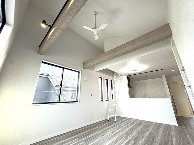 【リビング】リビング上部には便利な屋根裏収納を設置。季節用品や思い出の品、普段は使わない荷物をすっきり収納でき、居住空間を広く有効活用できます。収納力と快適な暮らしを両立した嬉しい間取りです。