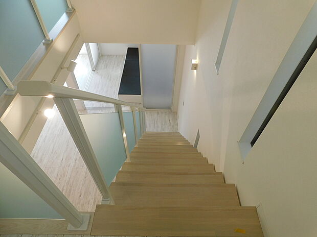 【B棟　オープン階段】デザイン性の高いオープン階段、吹き抜けにもなっており開放的な空間です