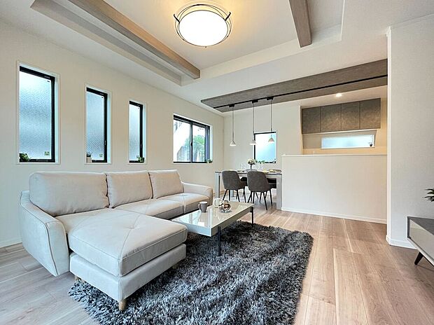 【弊社施工例リビング】
お手持ちの家具の配置から、購入予定の家具サイズ、レイアウトを想定した設計まで、きめ細やかな設計を進めてまいります。※画像にはオプション商品も含みます。