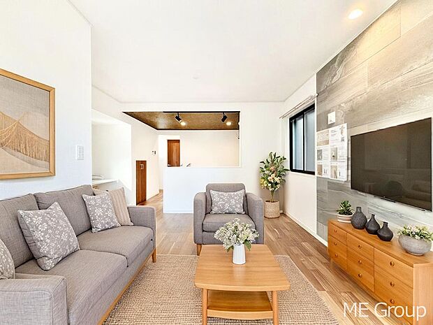 家族の和やかな会話が聞こえてきそう。開放感のあるリビングです。※家具はCGです  