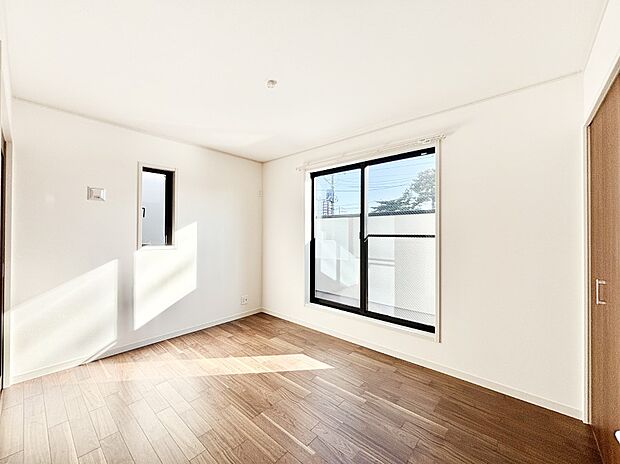 バルコニーが開放感をプラスしてくれる洋室