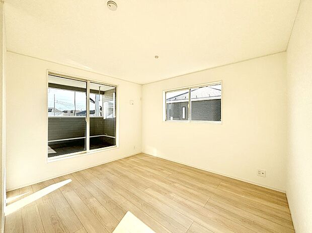 明るいバルコニーサイドに洋室を設置。目覚めの良い寝室に。 