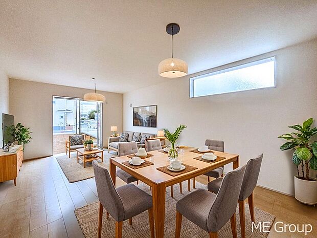 ご家族の賑やかな話し声で包まれる明るいリビング  ※家具はCGです