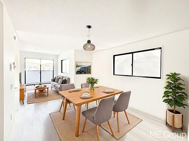 ご家族の賑やかな話し声で包まれる明るいリビング ※家具はCGです