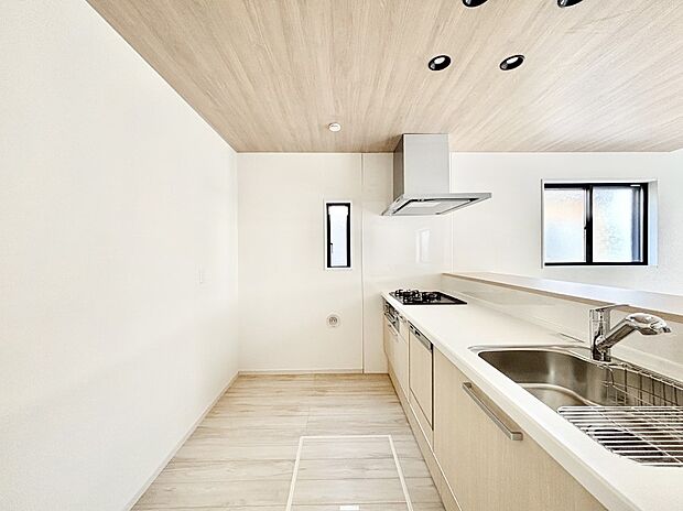 爽やかな風が通り抜けるキッチン。窓があるので明るく換気にも役立ちます。