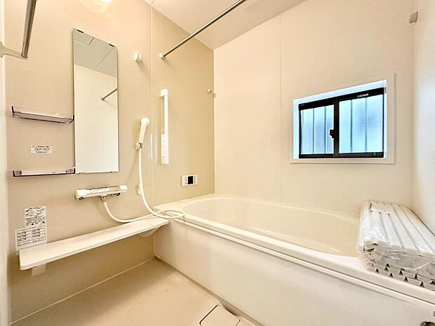 一日の疲れを癒してくれる明るい清潔感のあるバスルーム