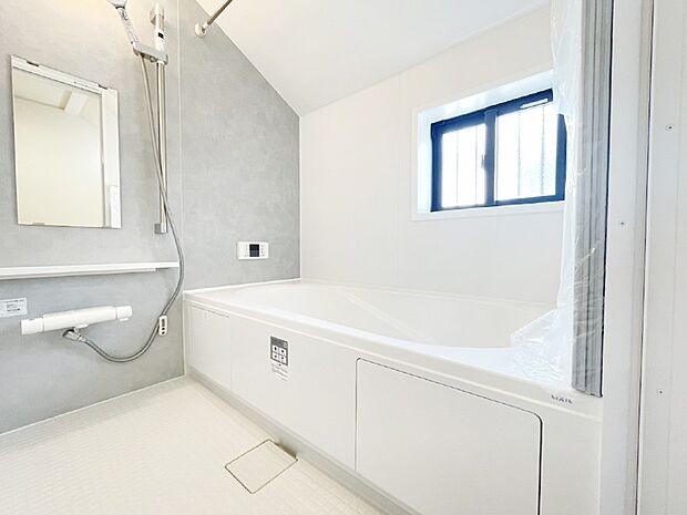 落ち着いた色合いの壁面、ゆっくりゆったり寛げるバスルーム。  