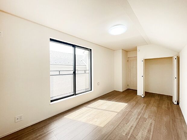 明るいバルコニーサイドに洋室を設置。目覚めの良い寝室に。 