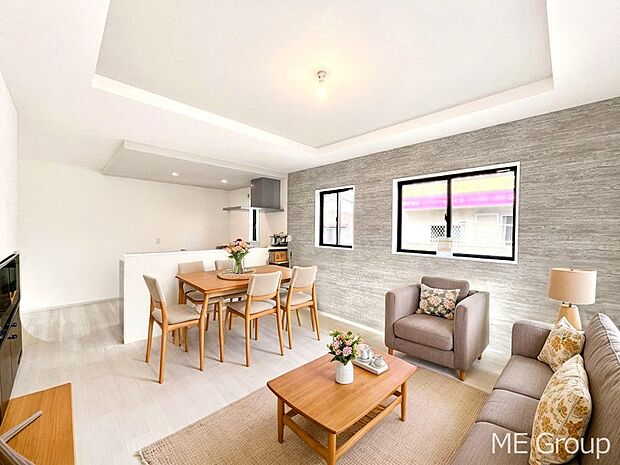 ご家族の賑やかな話し声で包まれる明るいリビング  ※家具はCGです