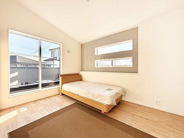 バルコニーが開放感をプラスしてくれる洋室