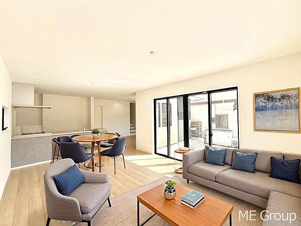 ご家族の賑やかな話し声で包まれる明るいリビング ※家具はCGです