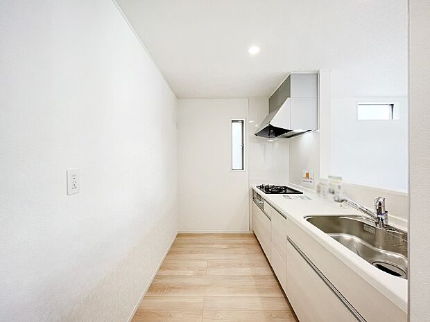 爽やかな風が通り抜けるキッチン。窓があるので明るく換気にも役立ちます。