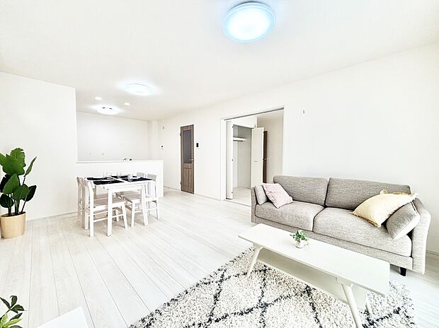 家族の和やかな会話が聞こえてきそう。開放感のあるリビングです。