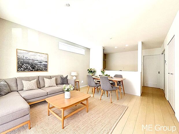 ご家族の賑やかな話し声で包まれる明るいリビング  ※家具はCGです