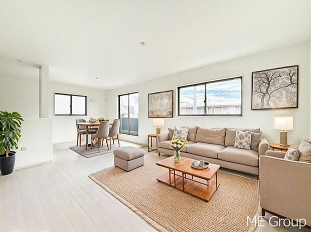 ご家族の賑やかな話し声で包まれる明るいリビング ※家具はCGです