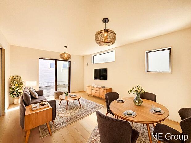 ご家族の賑やかな話し声で包まれる明るいリビング  ※家具はCGです