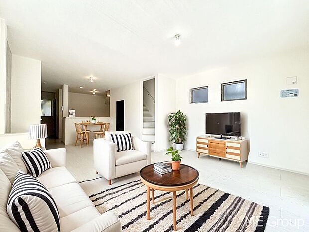 ご家族の賑やかな話し声で包まれる明るいリビング  ※家具はCGです