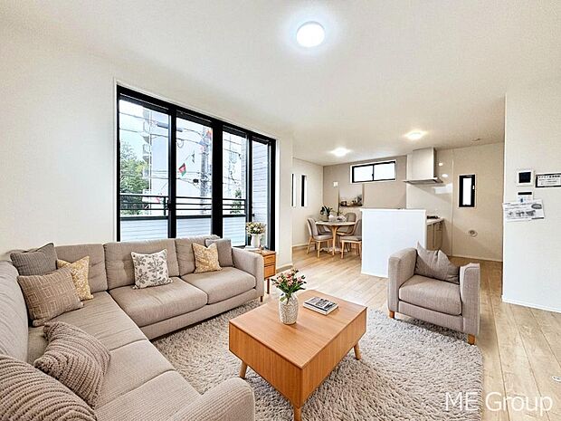 家族の和やかな会話が聞こえてきそう。開放感のあるリビングです。※家具はCGです