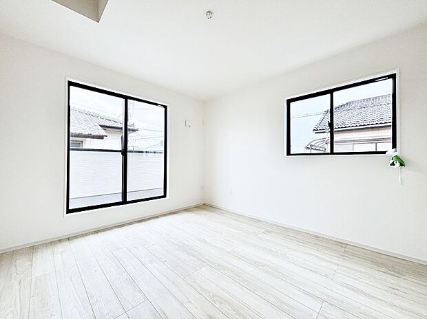 明るいバルコニーサイドに洋室を設置。目覚めの良い寝室に。 