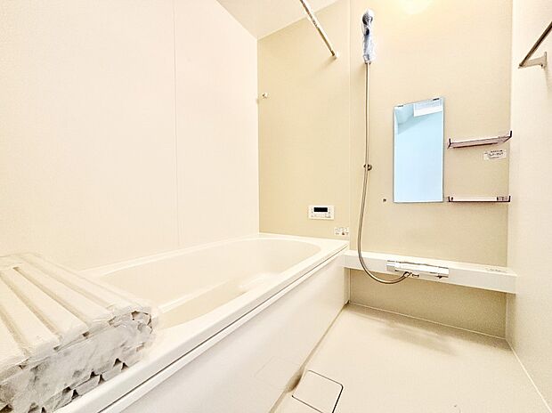 一日の疲れを癒してくれる明るい清潔感のあるバスルーム