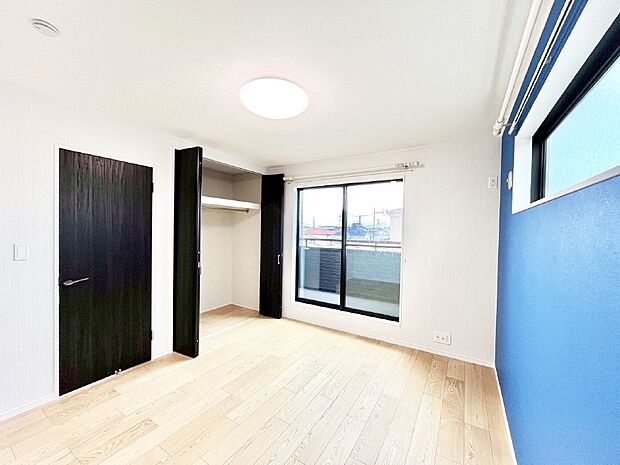 アクセントクロスがお洒落な洋室。２面採光で明るさ＆風通し良好！