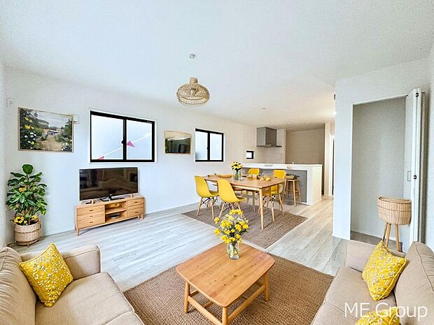 ご家族の賑やかな話し声で包まれる明るいリビング ※家具はCGです