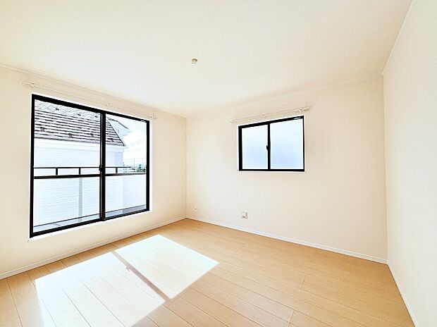 バルコニーが開放感をプラスしてくれる洋室  